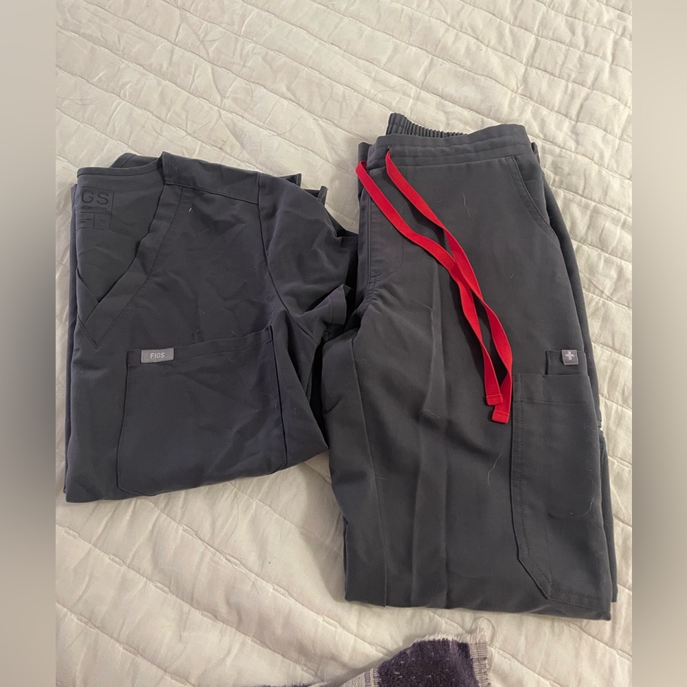 Figs Set in Charcoal Grey with Red Strings